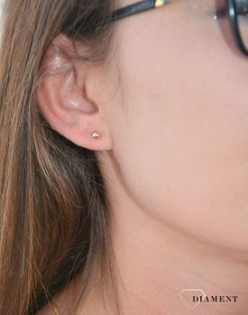 Złote kolczyki kuleczki 4 mm 333 próba DIA-KLC-3072-925 ✅ Delikatne kolczyki wykonane z najwyższej jakości złota próby 333  ✅ Kolczyki w minimalistycznym stylu, wpisujące się w obecne trendy modowe ✅ (3).jpg